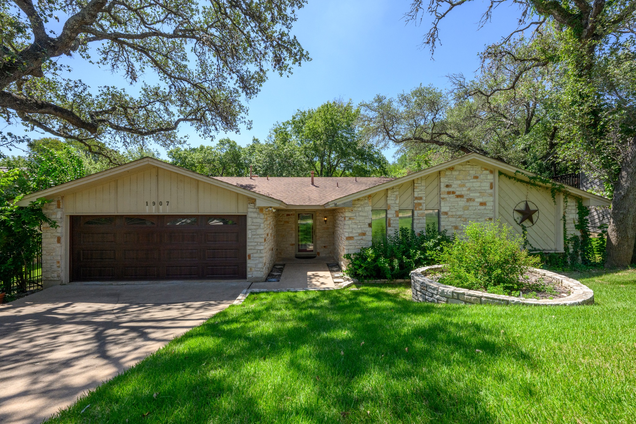 Welcome home to 1907 Stoneridge Rd!