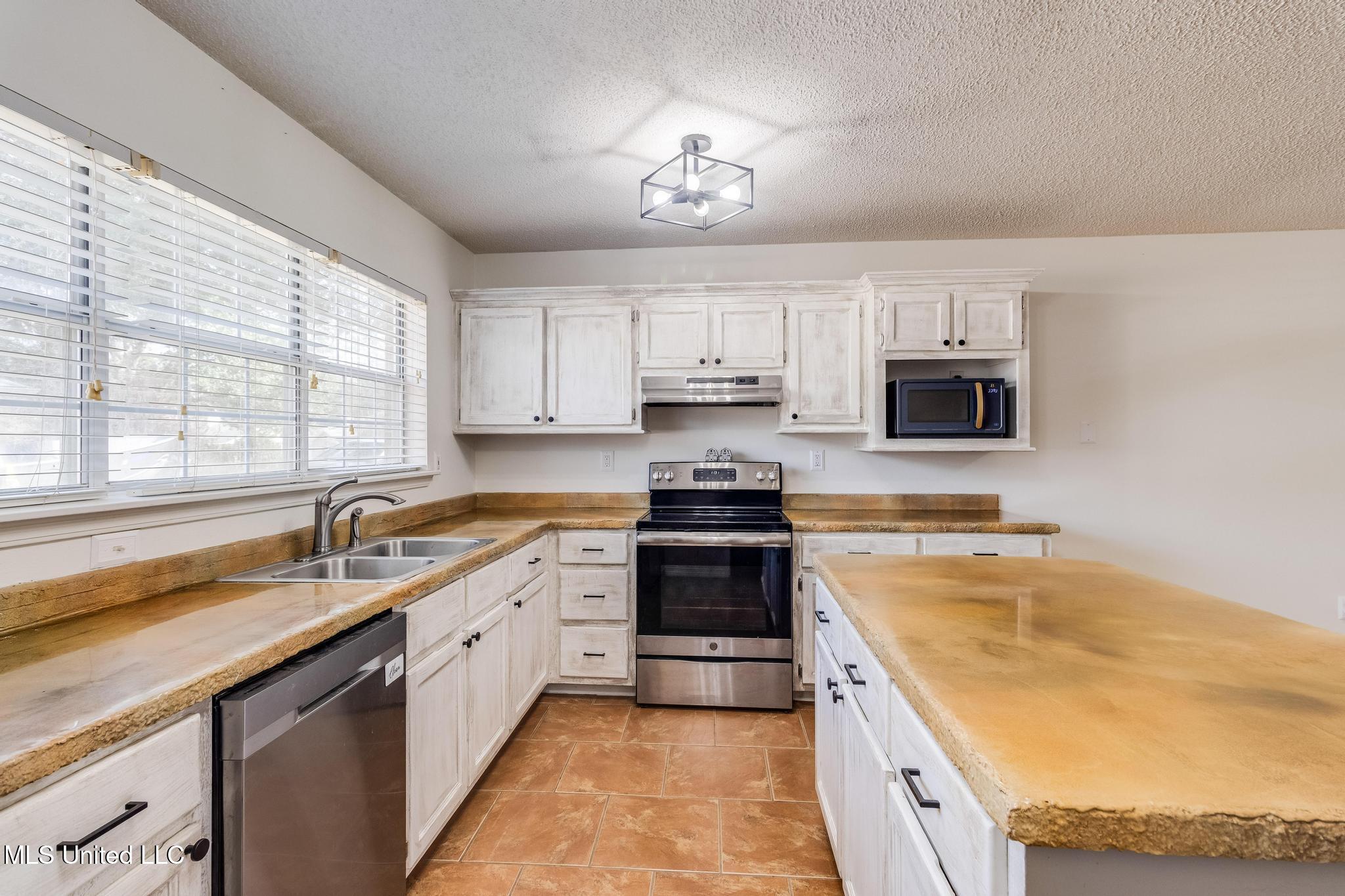 7832 Hilo Place Diamondhead, MS 39525 - Photo 14 of 28 IMG_4351