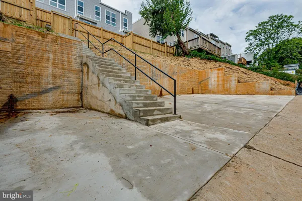 a view of entryway with a small yard