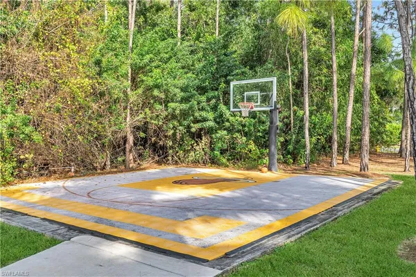 a view of a house with backyard and trees