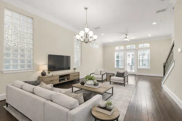 $554,900 | 734 North Shepherd Drive, Houston, TX 77007