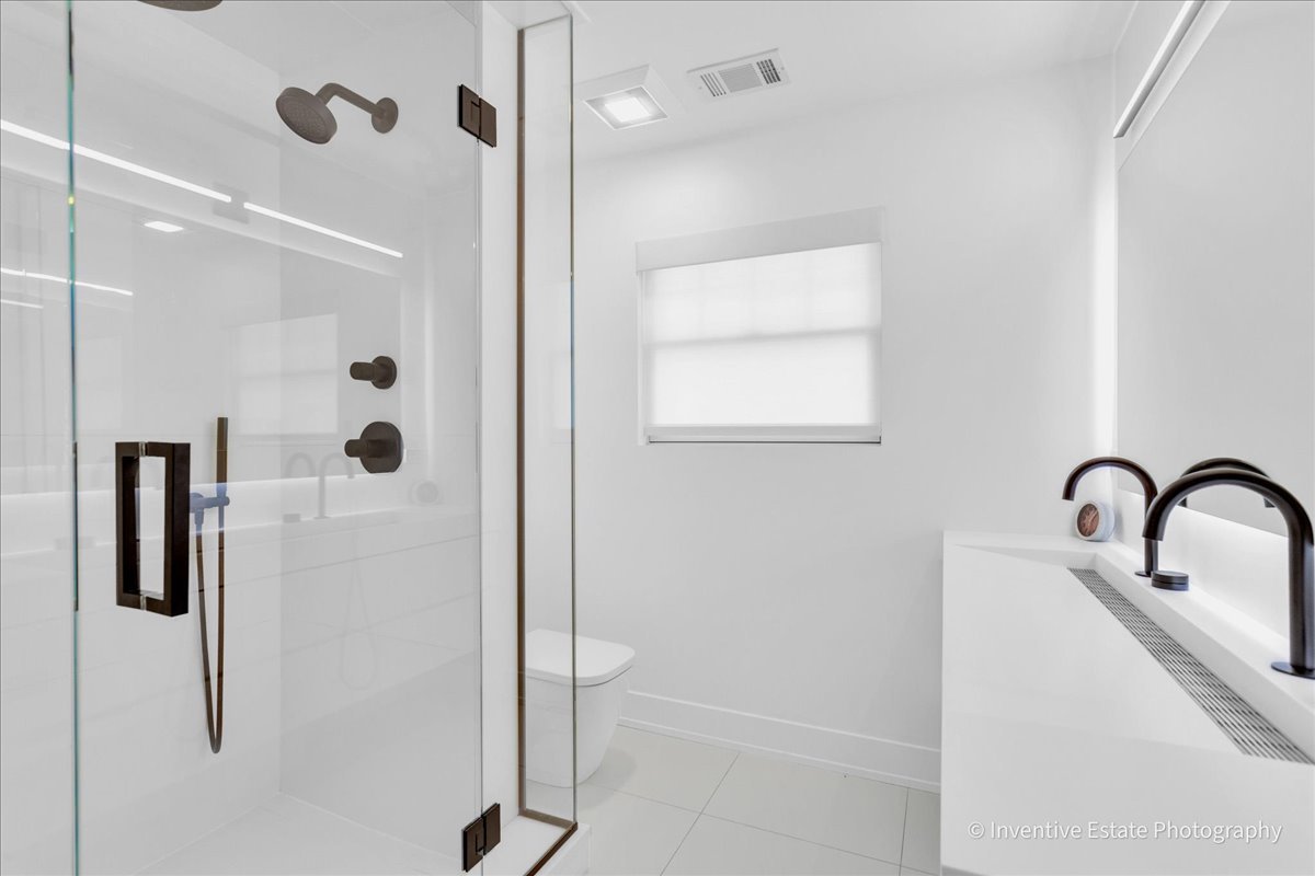 305 Clinton Avenue Elmhurst, IL 60126 - Photo 15 of 31 a bathroom with a shower
