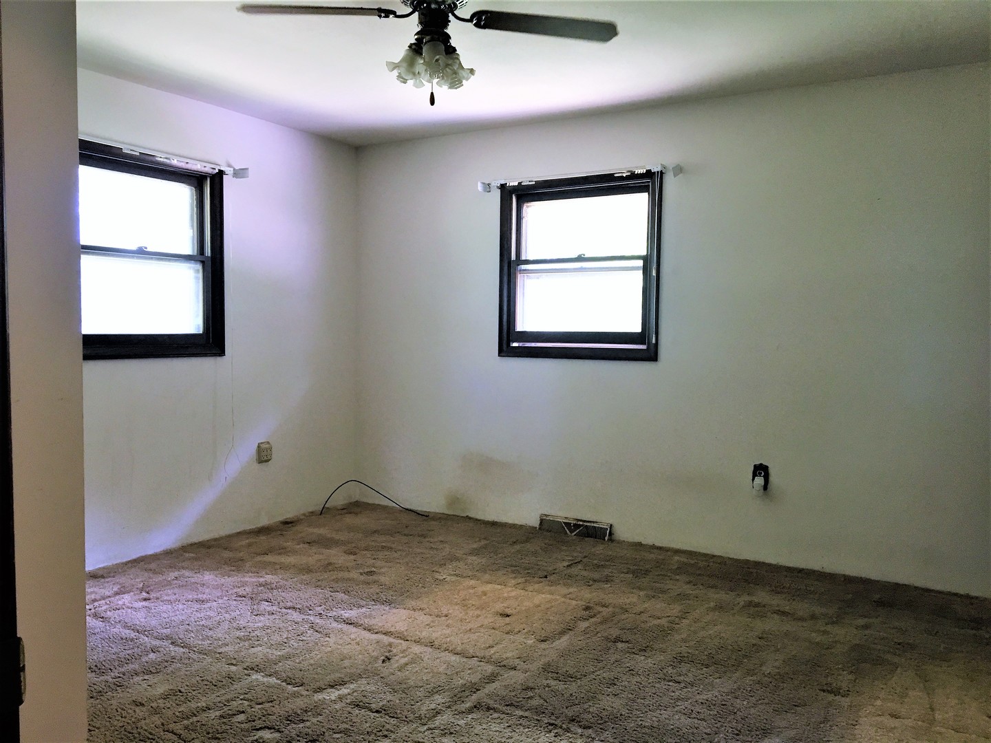 6939 North Junction Road Davis Junction, IL 61020 - Photo 16 of 31 an empty room with a window