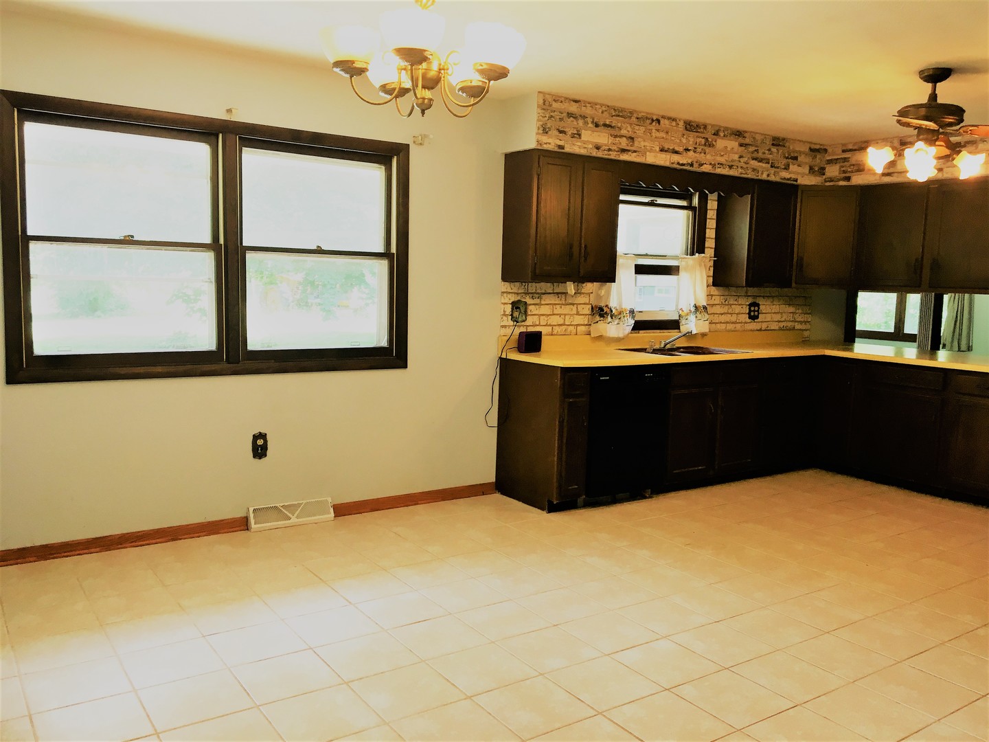 6939 North Junction Road Davis Junction, IL 61020 - Photo 6 of 31 a room with a bed and window