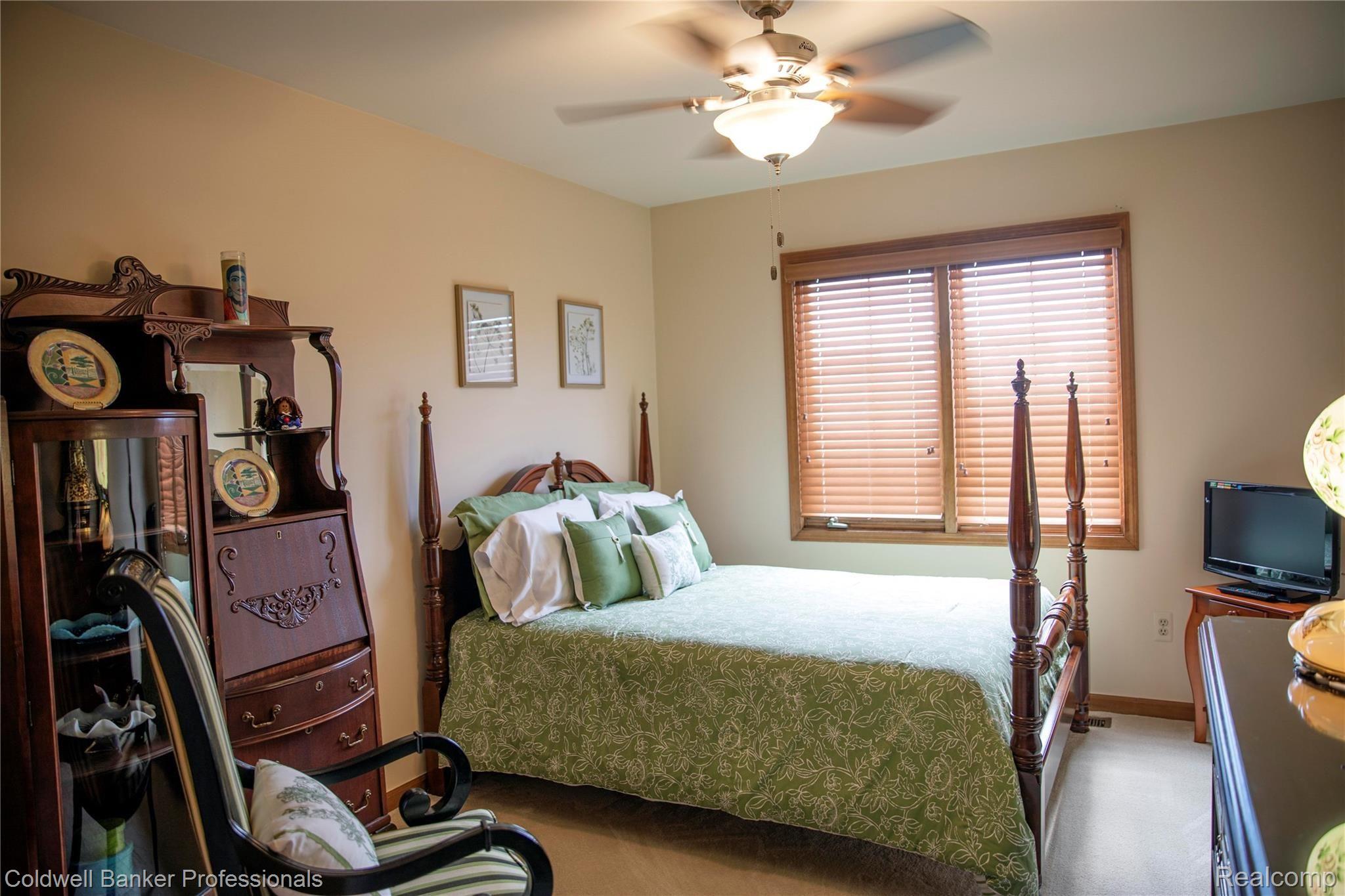 3216 Primrose Drive Rochester, MI 48307 - Photo 21 of 39 Elegant third bedroom.