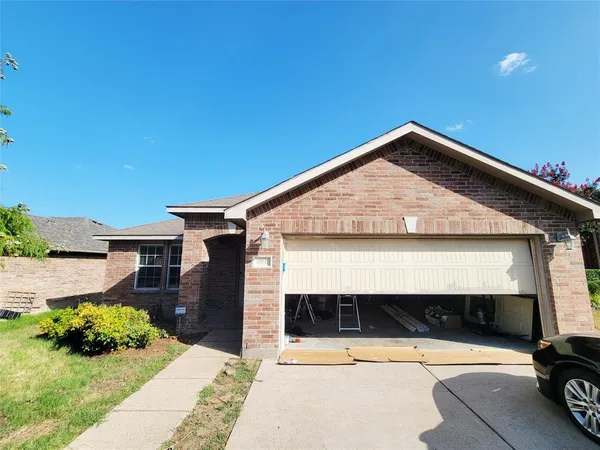 $2,400 | 10032 Daly Drive, Fort Worth, TX 76053