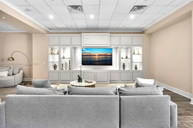 $3,800 | 5600 Collins Avenue, Unit 10J, Miami Beach, FL 33140