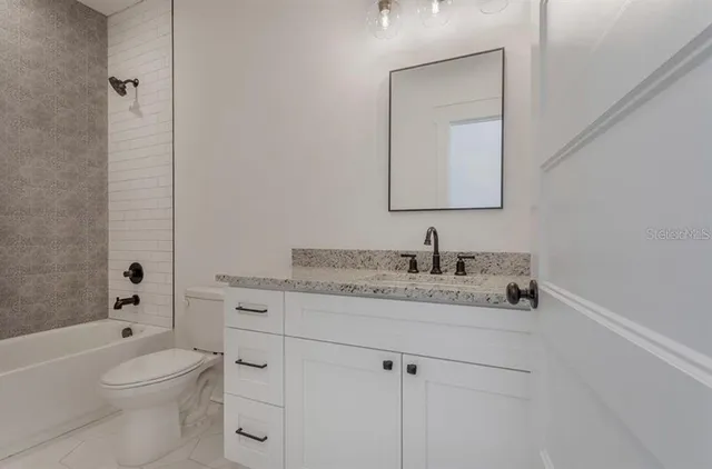 a view of back yard of the house