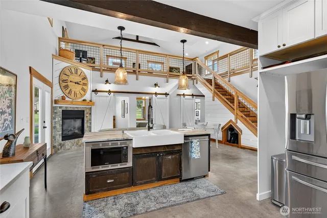 a view of an entryway with workspace