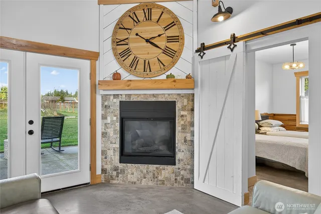 a view of livingroom with furniture