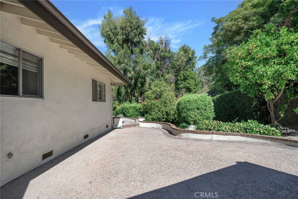 5203 Middlecrest Road Rancho Palos Verdes, CA 90275 - Photo 13 of 28 a backyard of a house with lots of green space