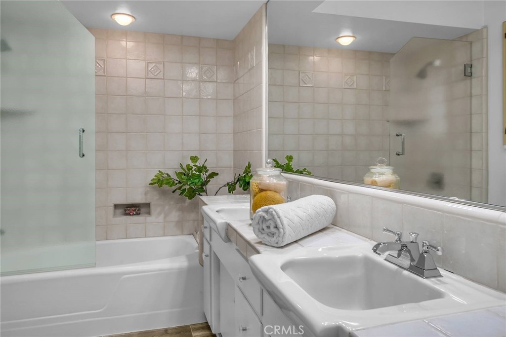 5203 Middlecrest Road Rancho Palos Verdes, CA 90275 - Photo 25 of 28 a bathroom with a tub sink and mirror