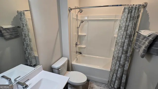 a view of livingroom with furniture