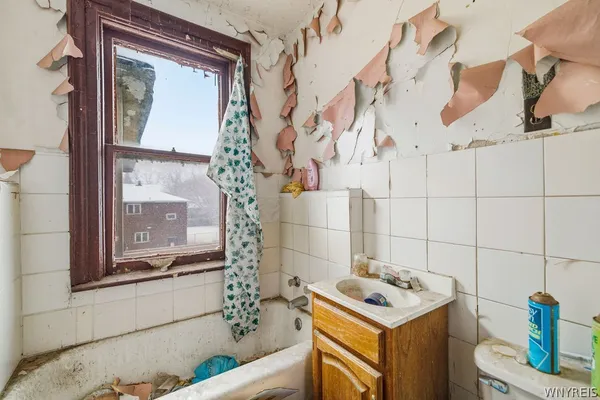 $119,900 | 352 9th Street, Niagara Falls, NY 14303