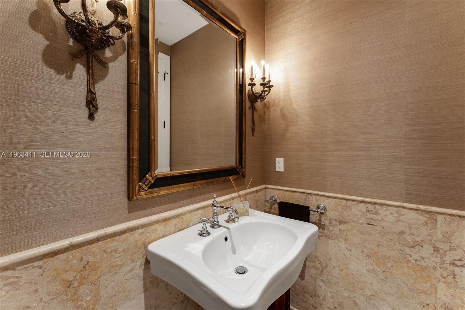 465 Hampton Lane Key Biscayne, FL 33149 - Photo 17 of 41 GUEST BATHROOM