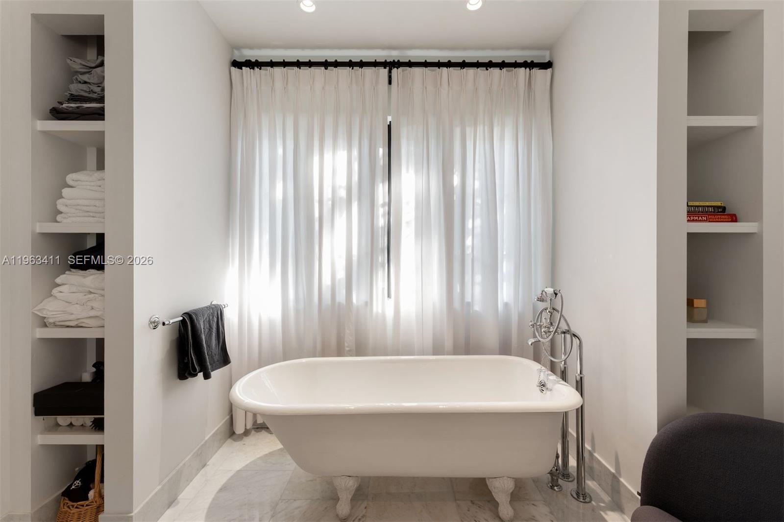 465 Hampton Lane Key Biscayne, FL 33149 - Photo 24 of 41 TUB