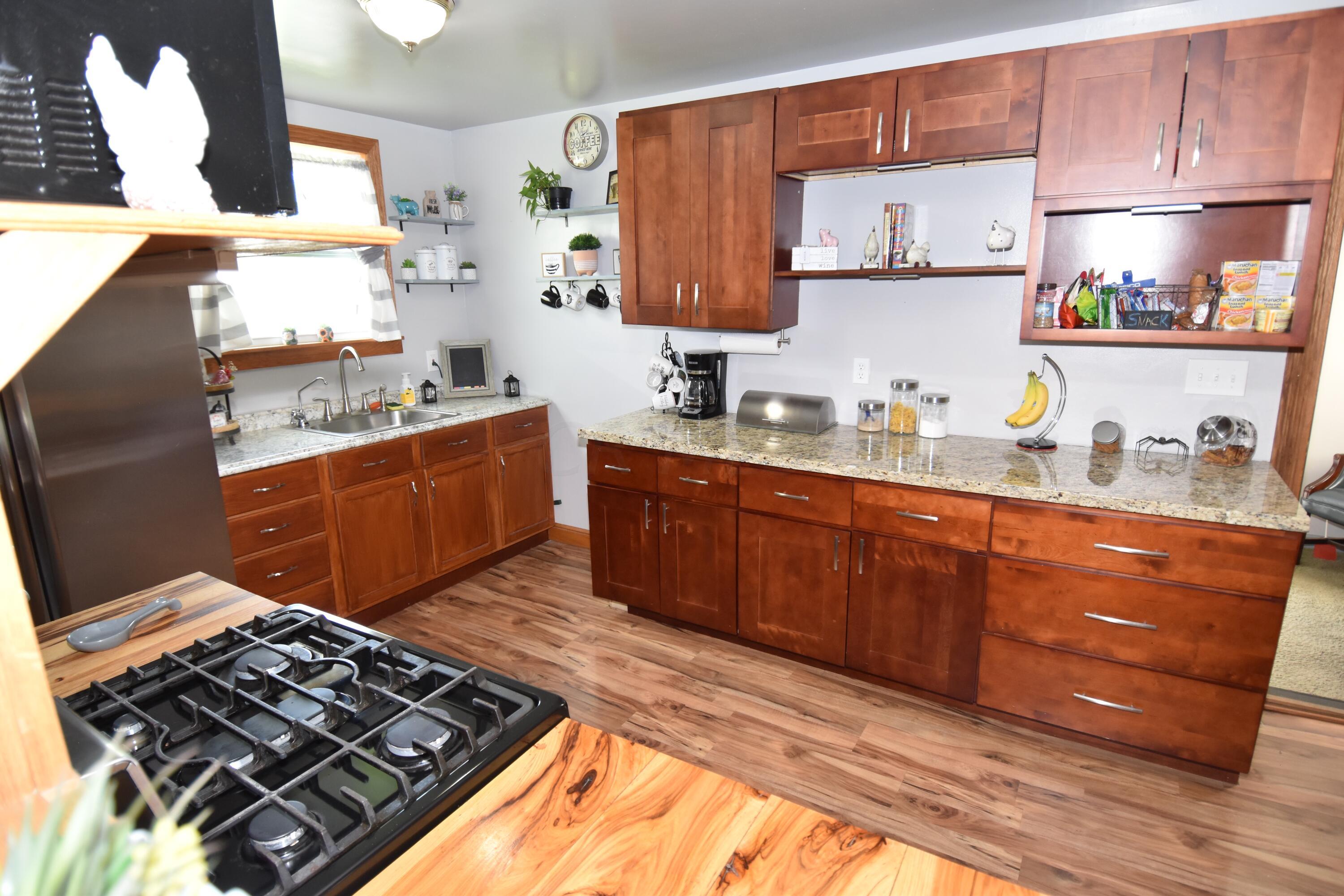 2191 Watkins Road Columbus, OH 43207 - Photo 16 of 35 Granite, Laminate, and Wood Counters