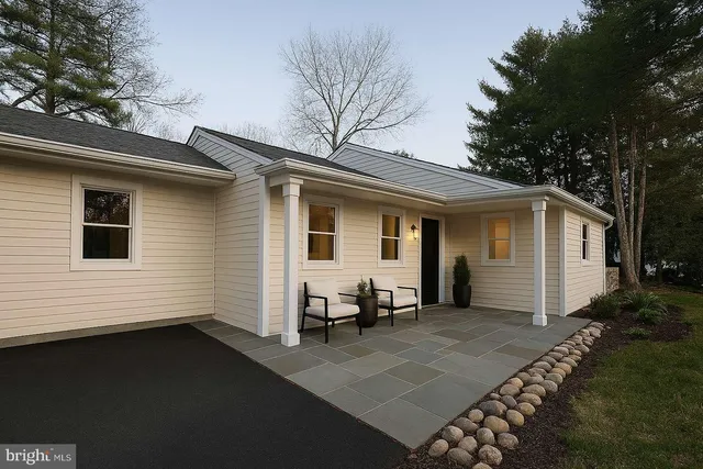 a view of a house with backyard