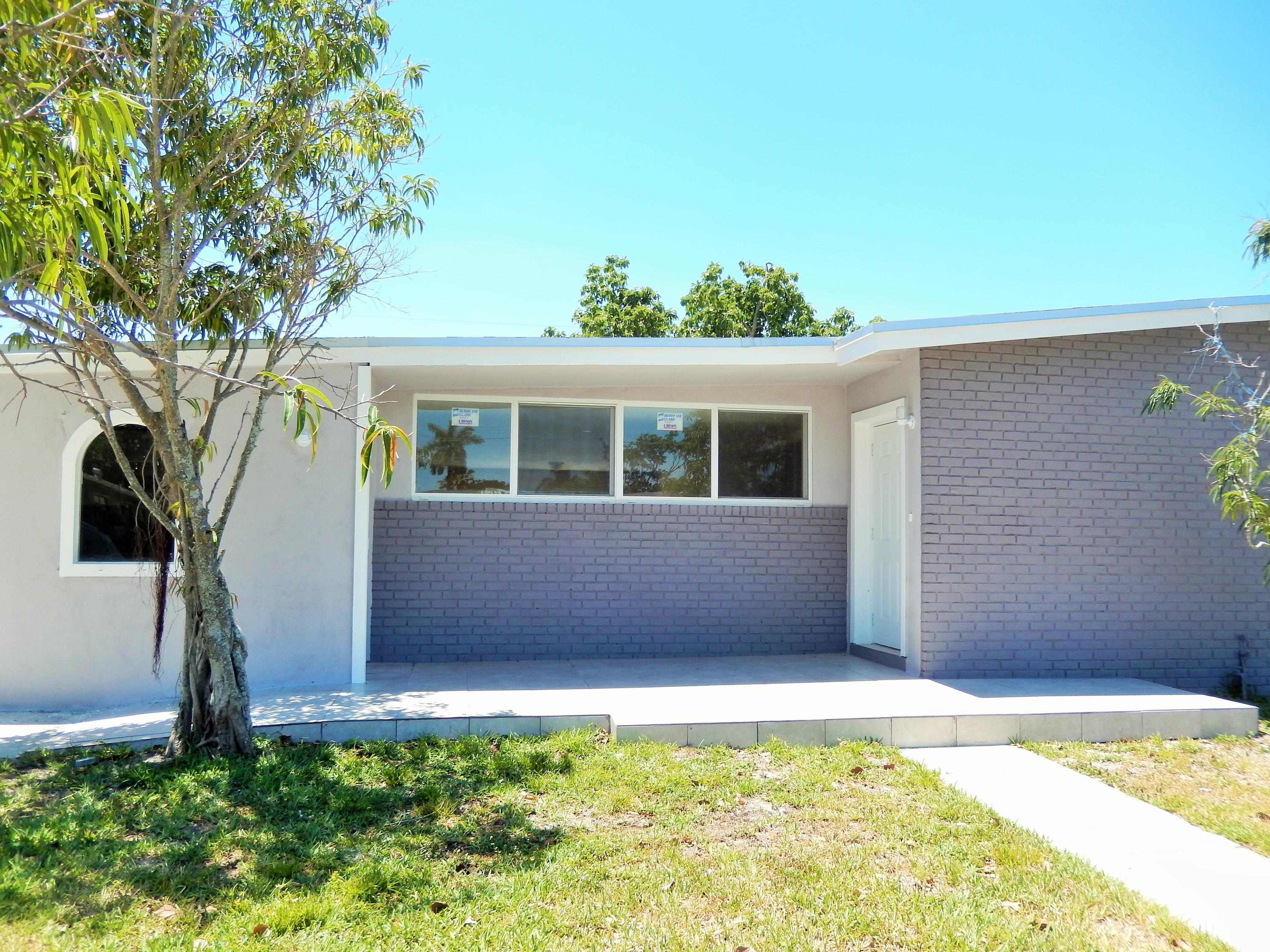 313 Pinehurst Road Palm Springs, FL 33461 - Photo 6 of 24 front entrance
