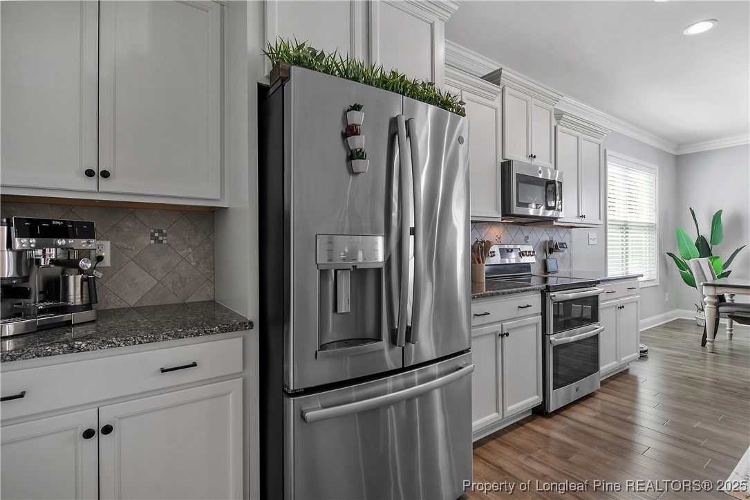 2628 Riddle Farm Road Hope Mills, NC 28348 - Photo 18 of 50 a kitchen with granite countertop a refrigerator and a sink