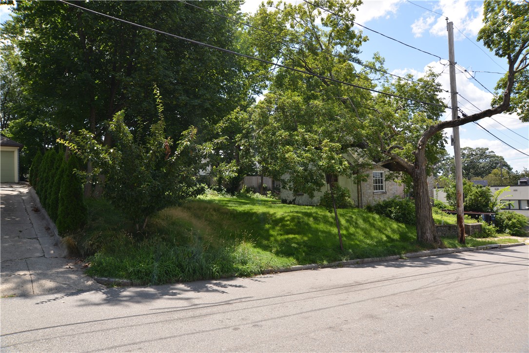 154 Colonial Road Providence, RI 02906 - Photo 2 of 7