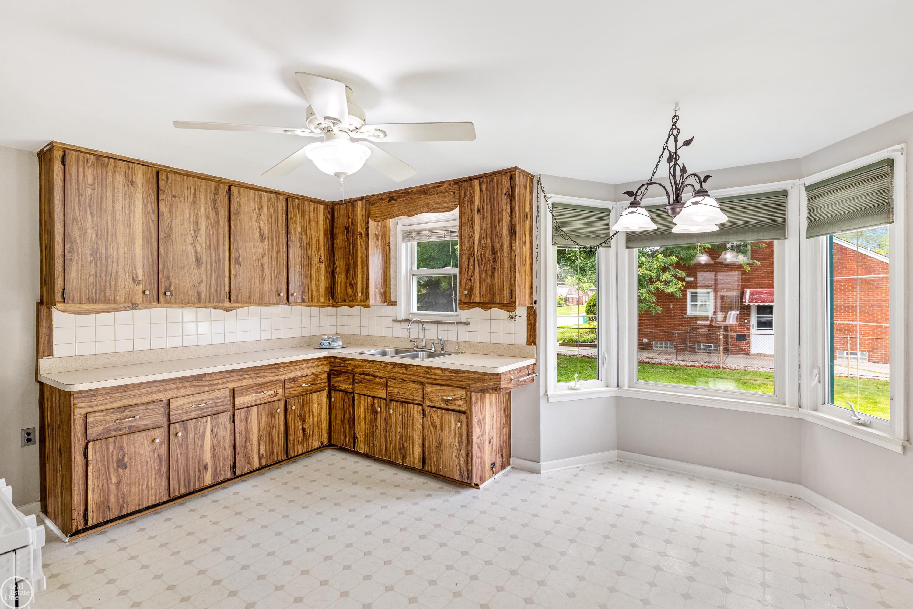 15151 Stephens Road Eastpointe, MI 48021 - Photo 12 of 41 50117363-11.JPG
