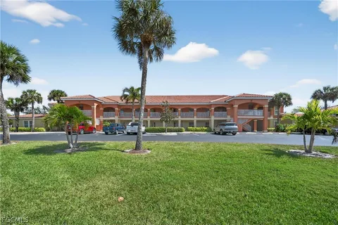 a park view with a sitting space and garden view
