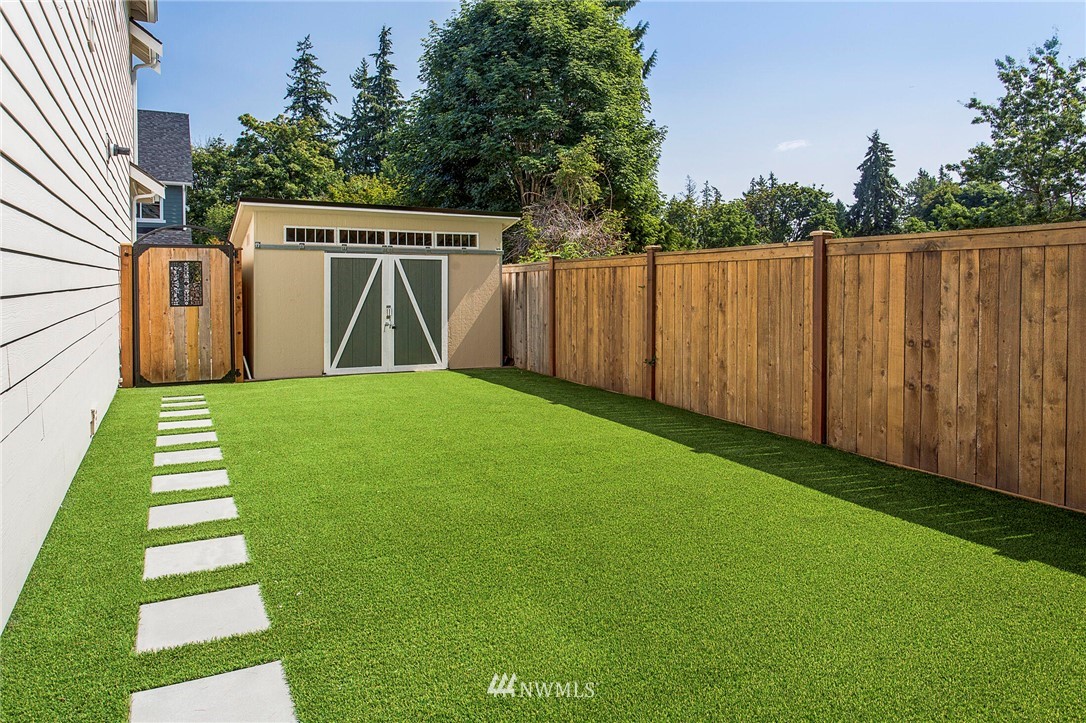 22326 9th Drive Southeast Bothell, WA 98021 - Photo 35 of 40 a view of a backyard with wooden fence