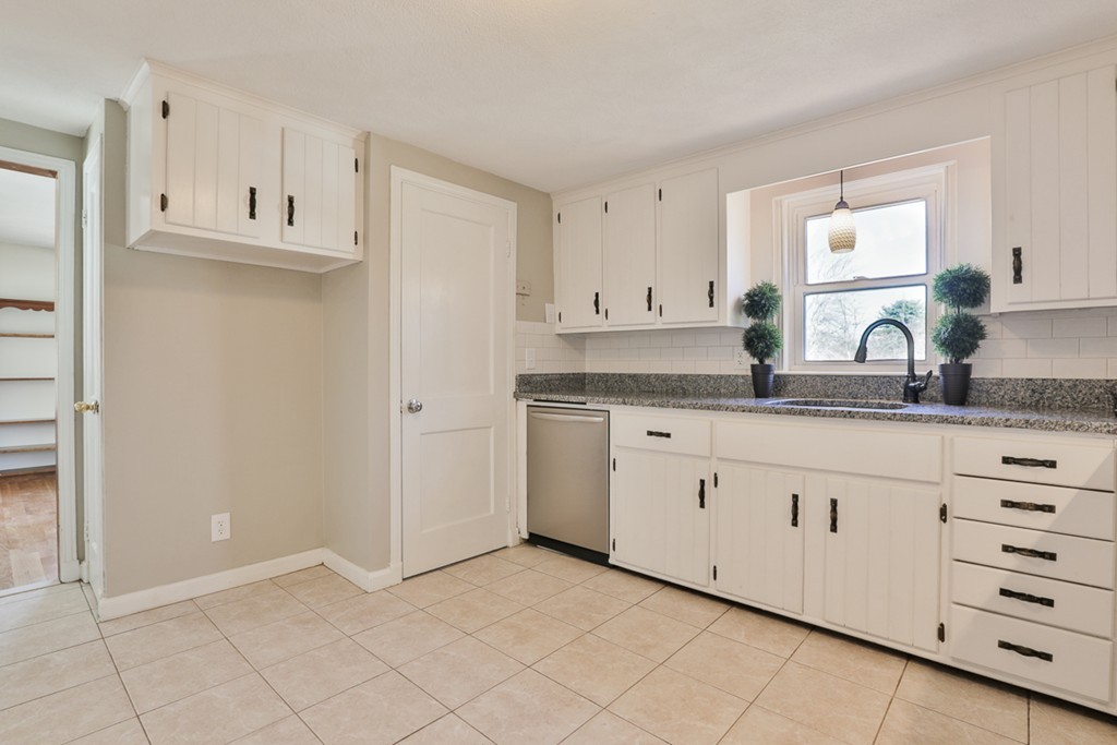15 Elmcrest Road Wakefield, MA 01880 - Photo 7 of 30 Gallery Image 7