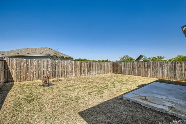 a view of a backyard
