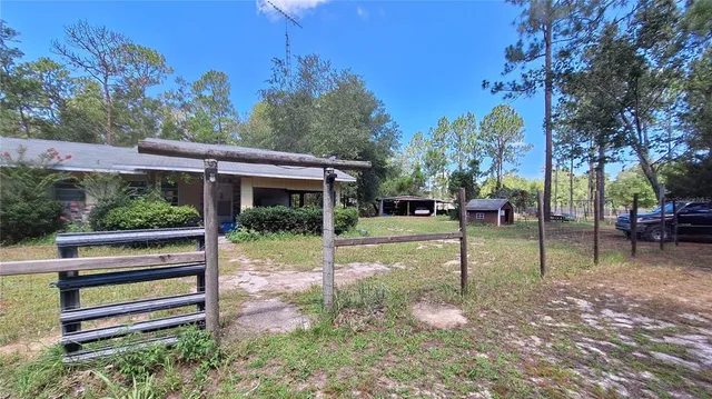 a view of a house with backyard