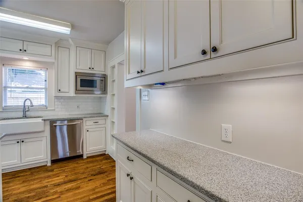 $3,000 | 4011 West 7th Street, Fort Worth, TX 76107