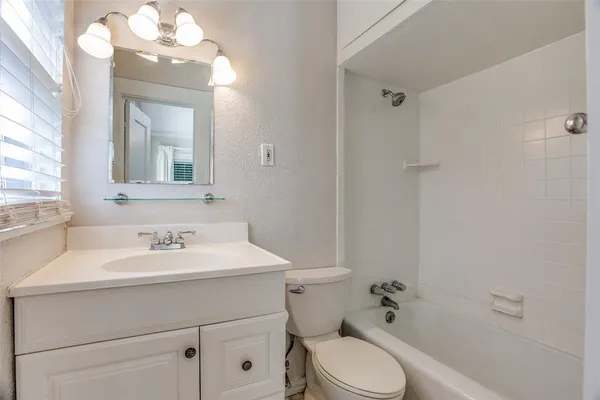 $3,000 | 4011 West 7th Street, Fort Worth, TX 76107