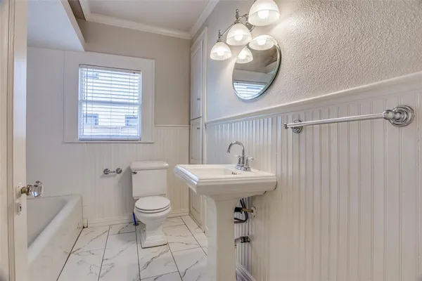 $3,000 | 4011 West 7th Street, Fort Worth, TX 76107