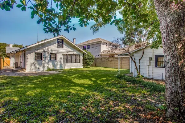 $3,000 | 4011 West 7th Street, Fort Worth, TX 76107