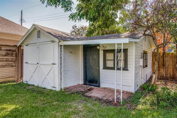 $3,000 | 4011 West 7th Street, Fort Worth, TX 76107