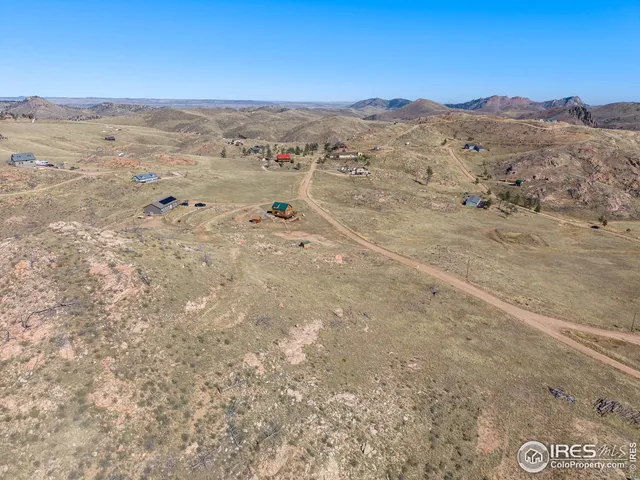 a view of a dry yard