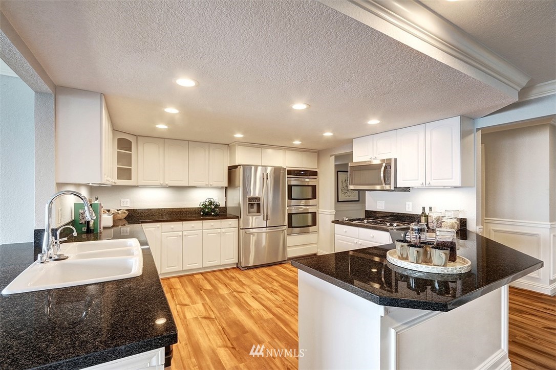 8001 Talbot Road Edmonds, WA 98026 - Photo 12 of 40