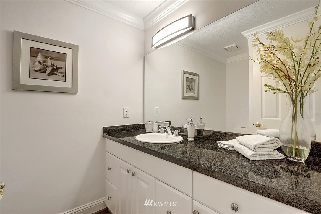 8001 Talbot Road Edmonds, WA 98026 - Photo 18 of 40