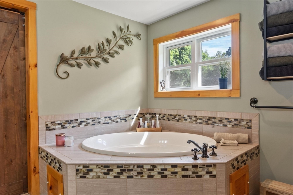 361 Mulpus Road Lunenburg, MA 01462 - Photo 13 of 42