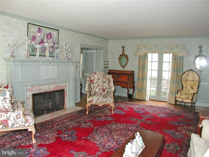 809 Warwick Road Haddonfield, NJ 08033 - Photo 5 of 25 Living Room