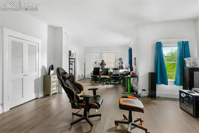 a view of a workspace with furniture and a livingroom