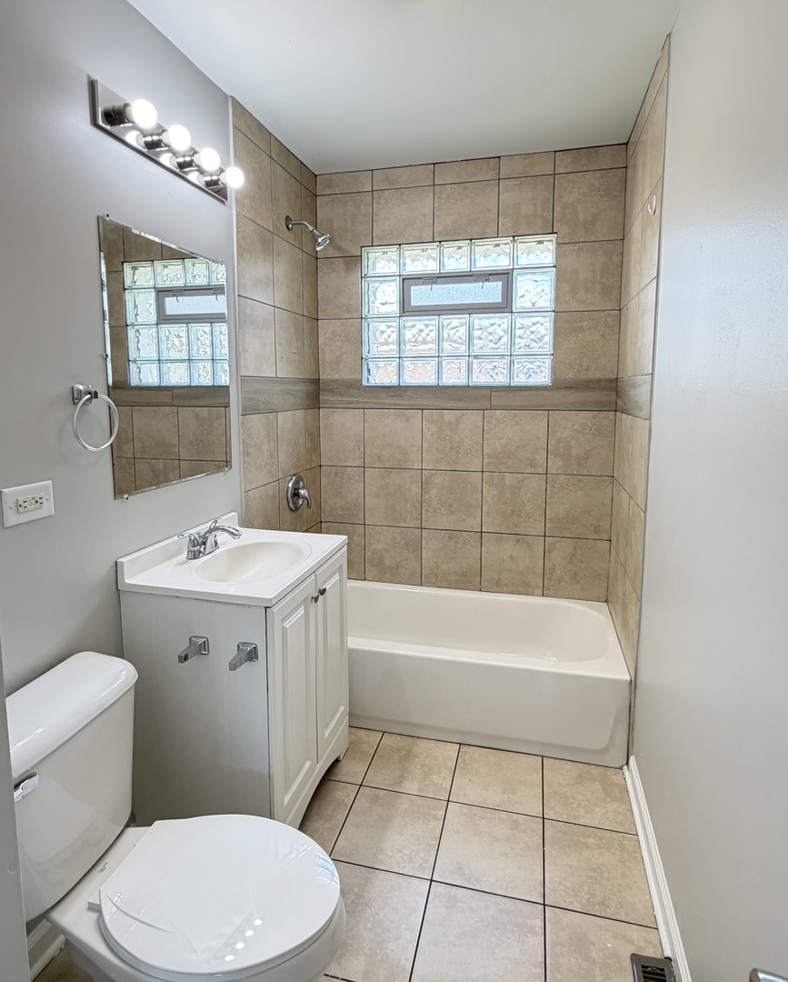 1820 169th Street Hazel Crest, IL 60429 - Photo 20 of 23 a bathroom with a sink a toilet and bathtub