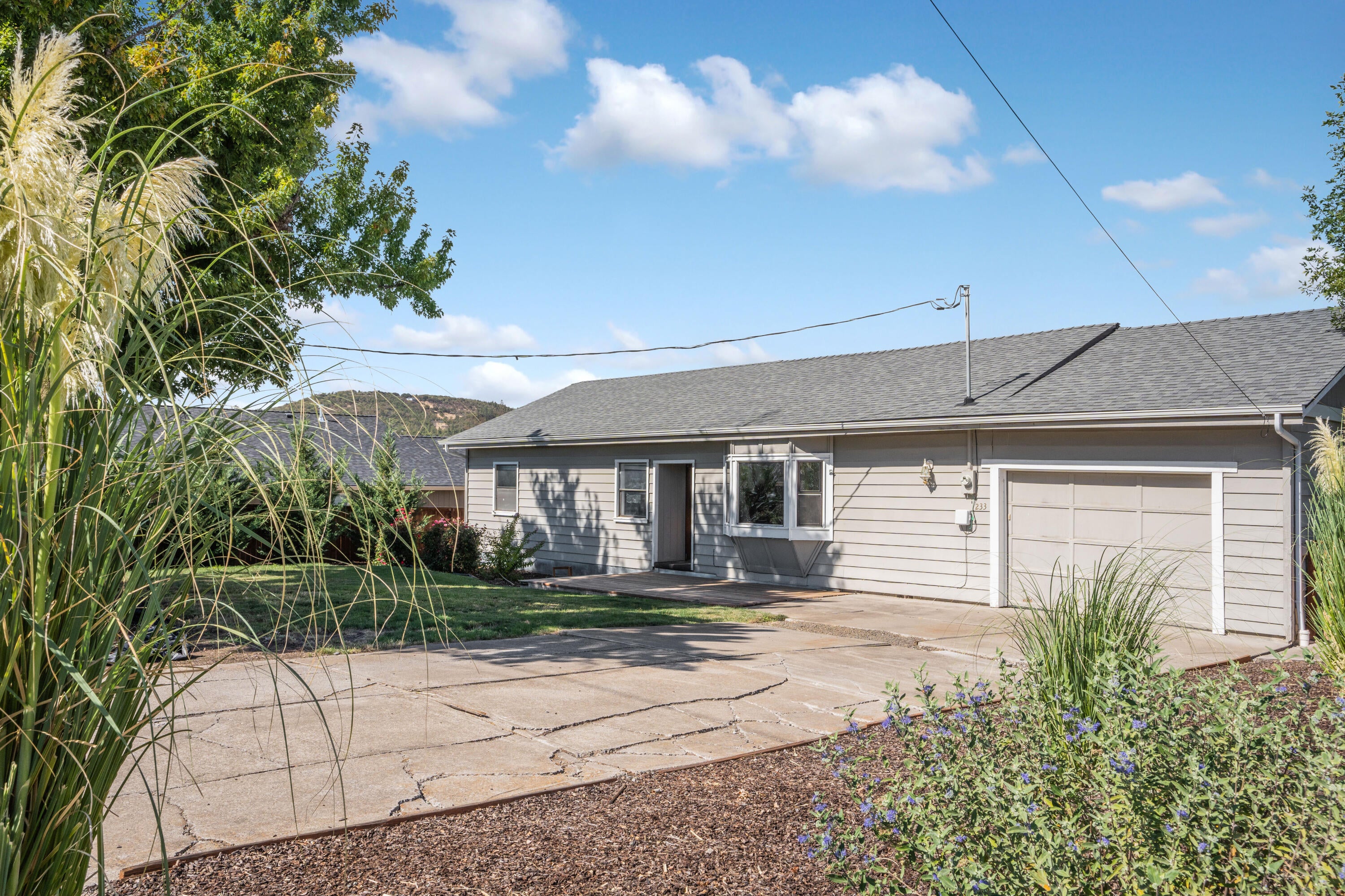 233 Barton Road Eagle Point, OR 97524 - Photo 1 of 22 House Front