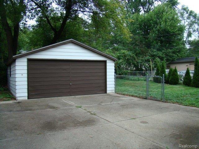 620 Quarter Street Rochester, MI 48307 - Photo 14 of 16 Garage.jpg