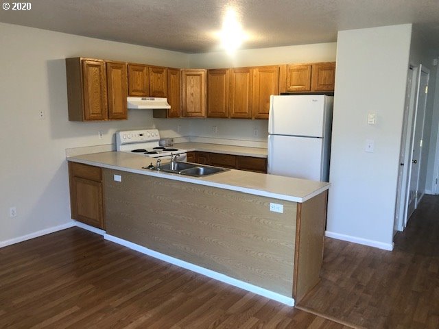 657 North Cloverleaf Loop Springfield, OR 97477 - Photo 2 of 10