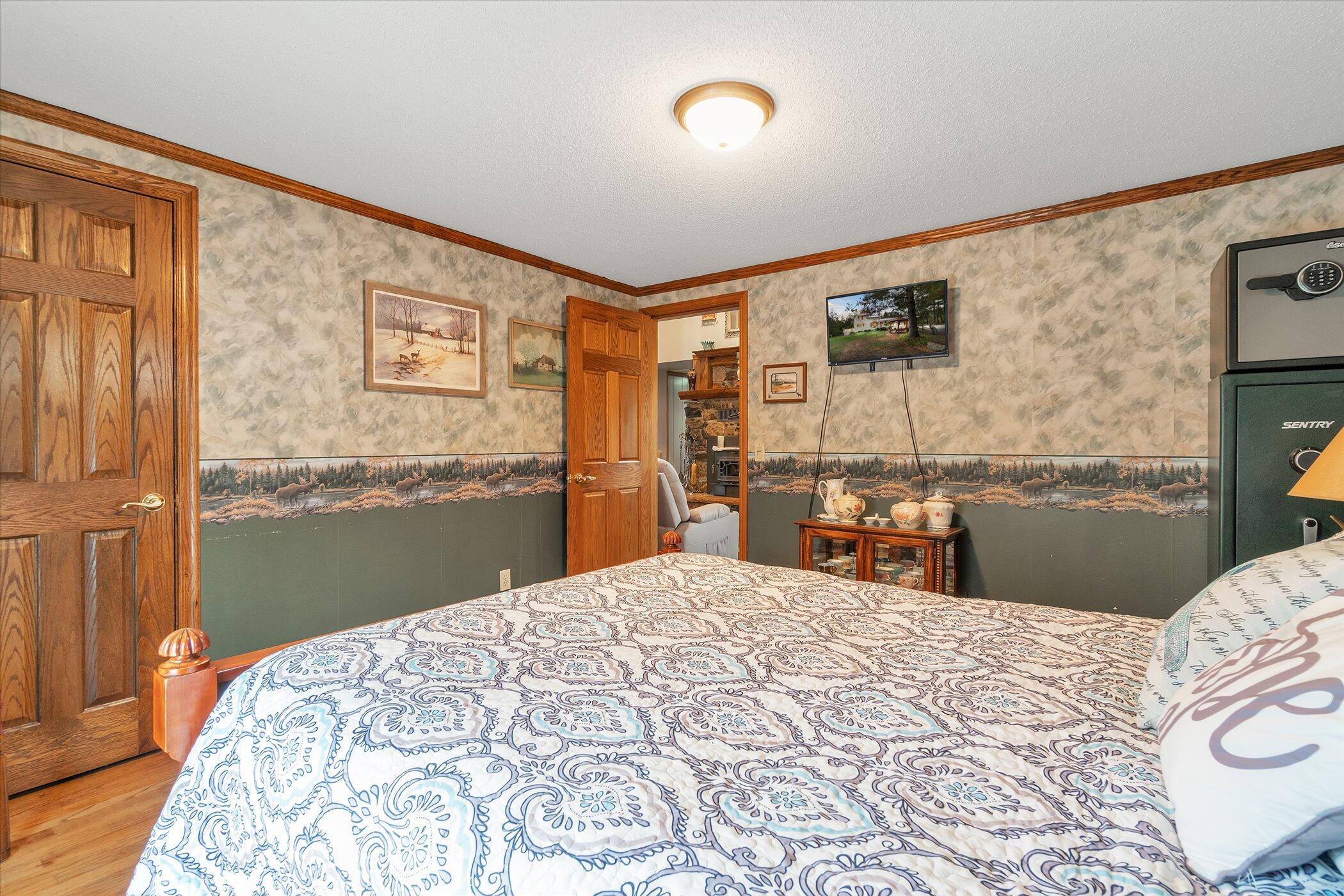 6800 East Pakes Road Crystal, MI 48818 - Photo 17 of 55 17-6800 E Pakes Rd-windowstill-realestat