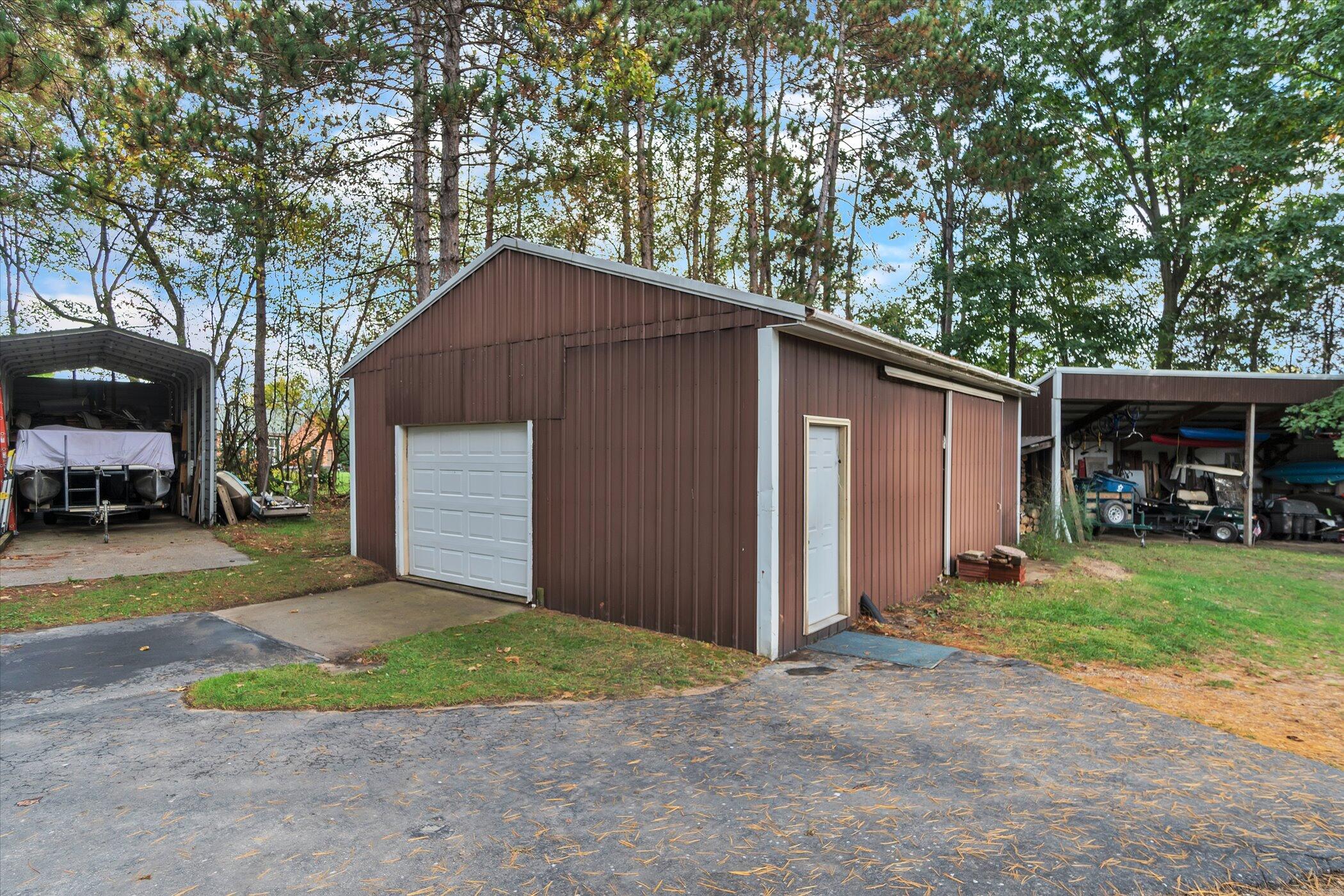 6800 East Pakes Road Crystal, MI 48818 - Photo 46 of 55 46-6800 E Pakes Rd-windowstill-realestat