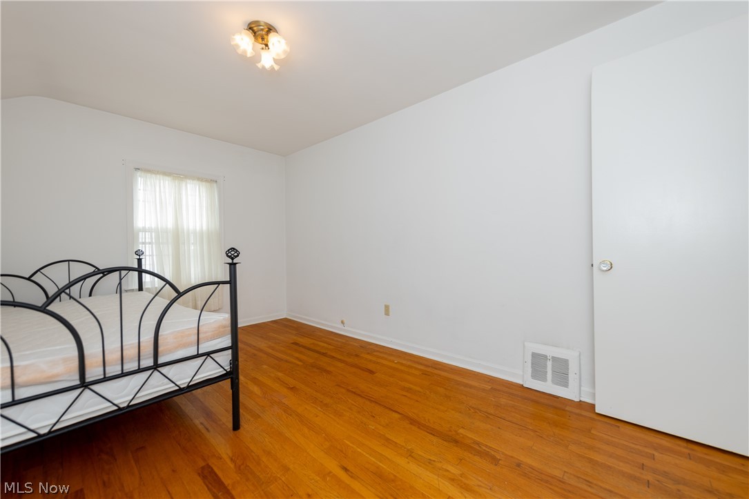 1239 Winston Road Cleveland, OH 44121 - Photo 17 of 34
