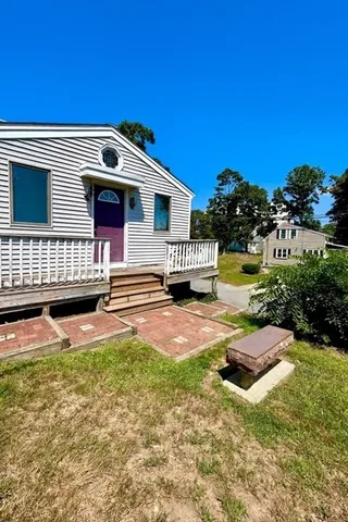 a view of a house with a yard